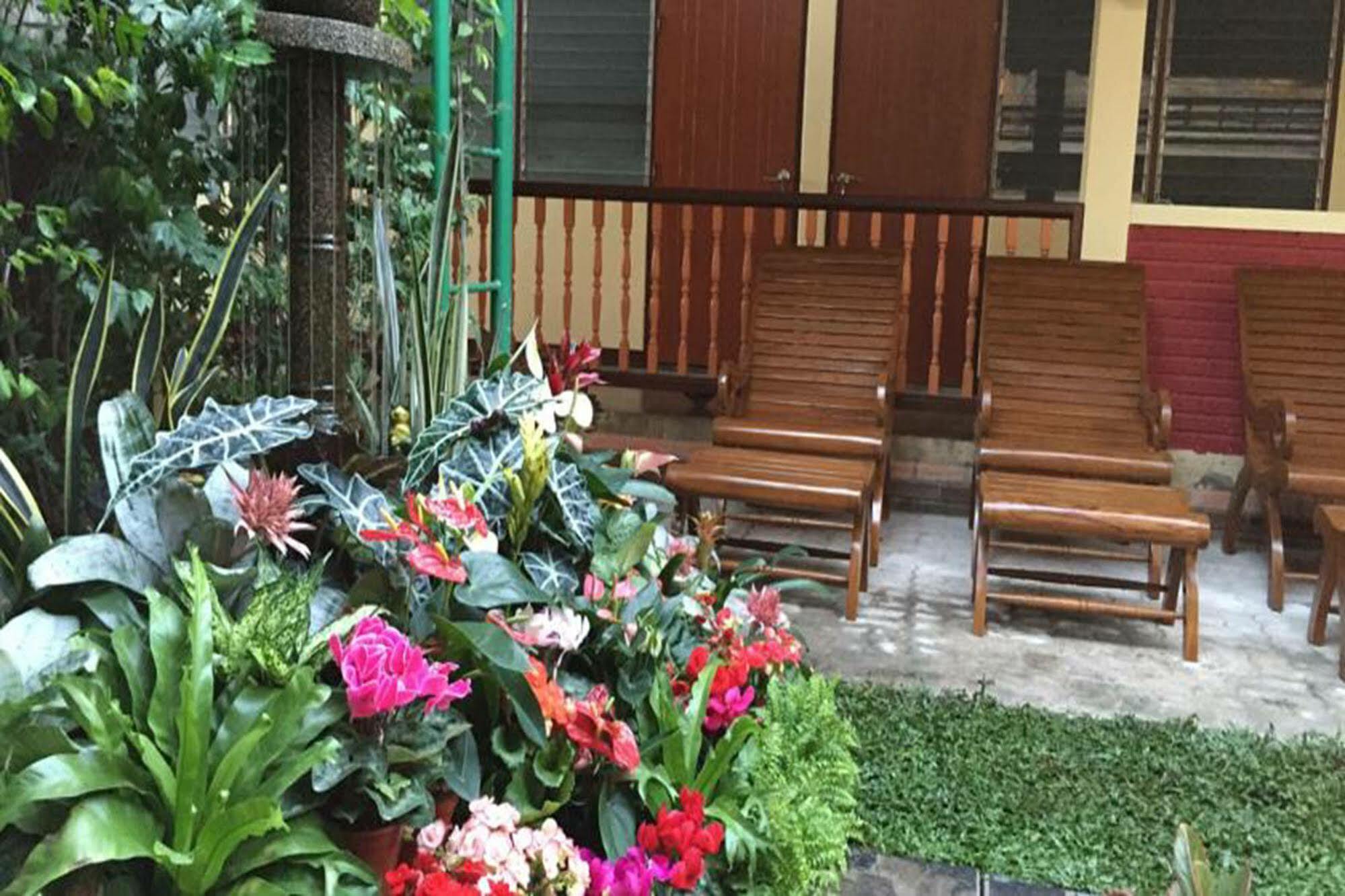 Siriwan Guesthouse Chiang Mai Exterior photo