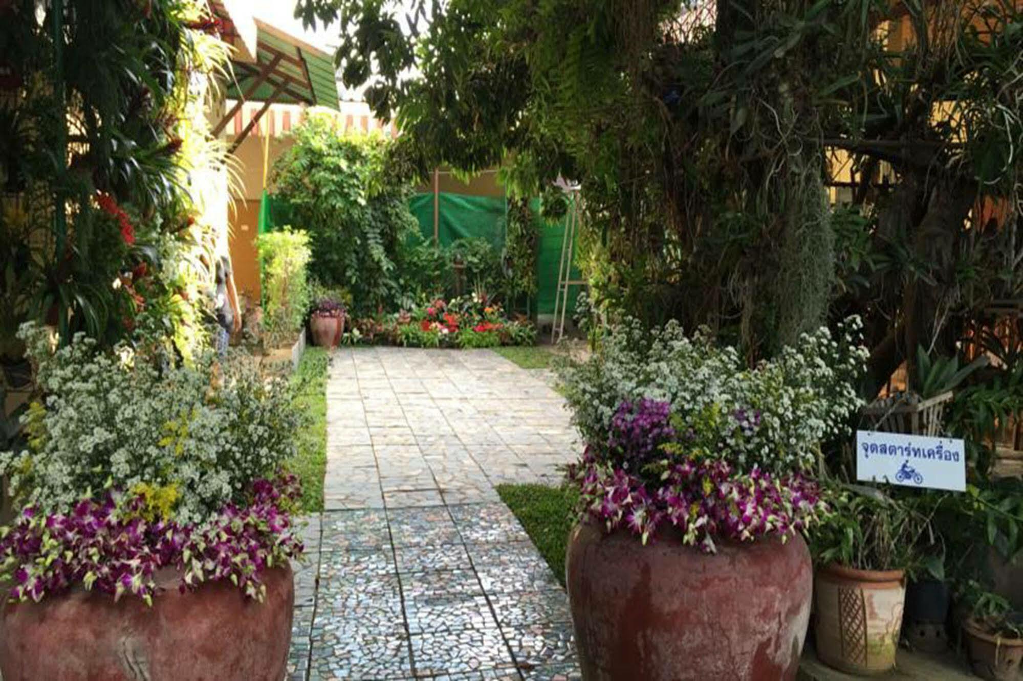 Siriwan Guesthouse Chiang Mai Exterior photo